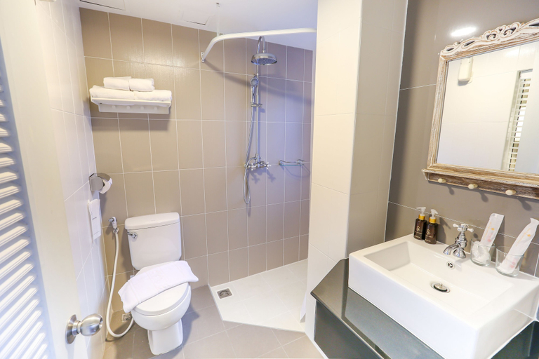 Bathroom 2, The Sathon Vimanda Hotel, Sathorn