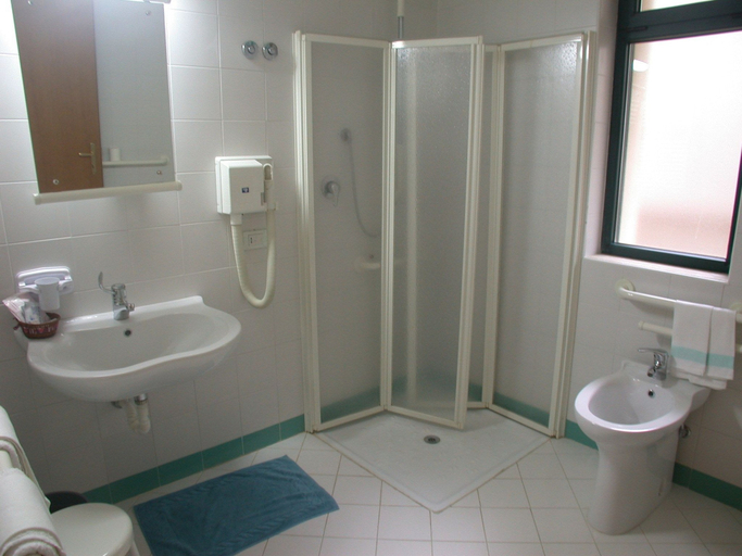 Bathroom 4, Hotel La Pergola, Potenza