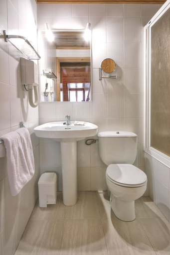 Bathroom 5, Hotel Farré d'Avall, Lleida