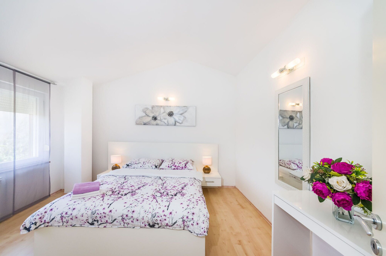 Bedroom 3, Villa Renata, Nin
