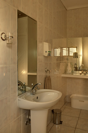Bathroom 4, Musketeers Lodge, Matobo