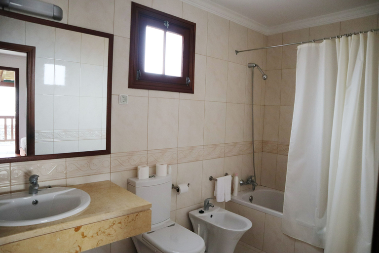 Bathroom 3, Casa D'Avó Beatriz, Santa Cruz