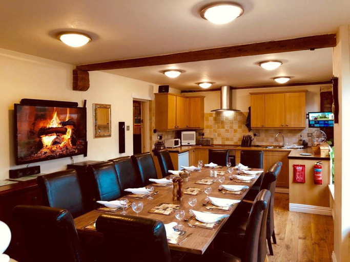 Food & Drinks 4, Squirrel Barn. Hi-spec. Hot tub & Wifi. Sleeps 14, Staffordshire