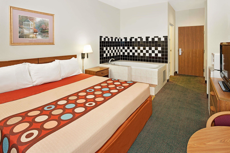 Bedroom 3, Super 8 by Wyndham Hampshire IL, Kane