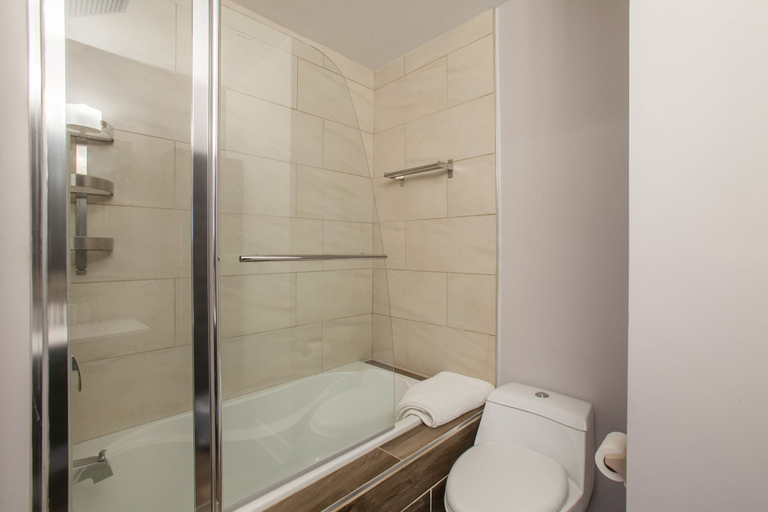 Bathroom 3, LMVR - The Sherbrooke, Montréal