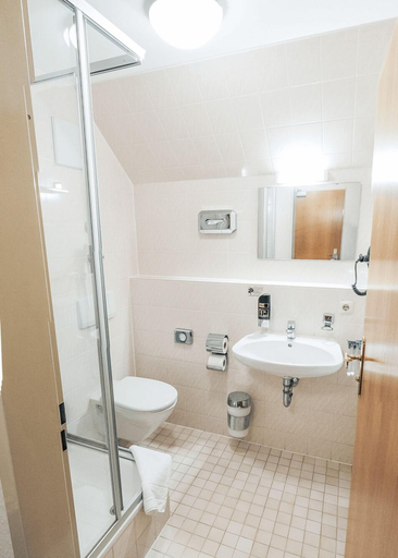 Bathroom 5, Gasthaus Kampenwand Bernau, Rosenheim