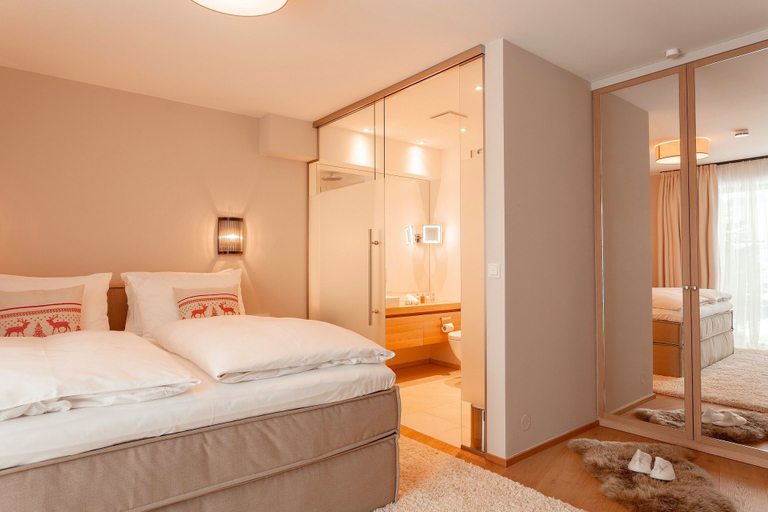 Bedroom 2, A-ROSA Hotel Thurnher's Alpenhof, Bludenz