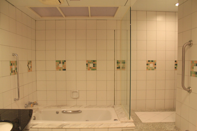 Bathroom 3, Yung Hwa Chun Hotel, Tainan