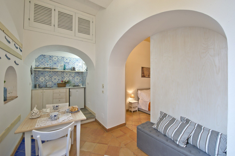 Others 2, Suite Malu', Salerno