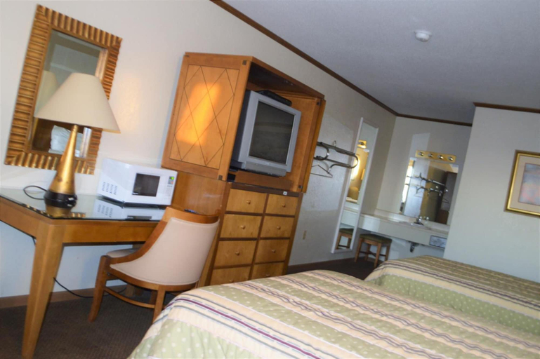 Bedroom 5, Night Inn, Saline