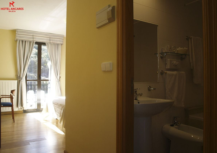 Bathroom 3, Hotel Ancares, León