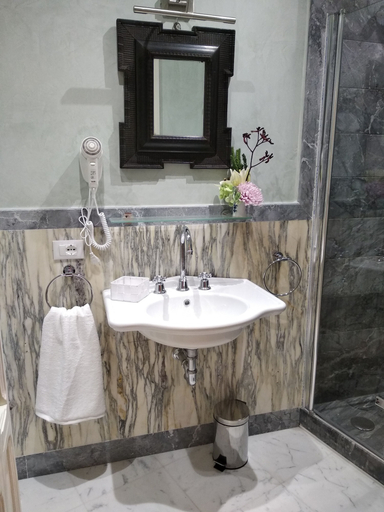 Bathroom 5, B&B La bottega d'Arte, Massa Carrara
