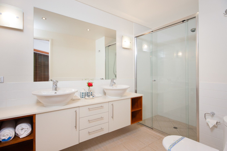 Bathroom, Peponi 2 - Beachfront Apartment, Cairns