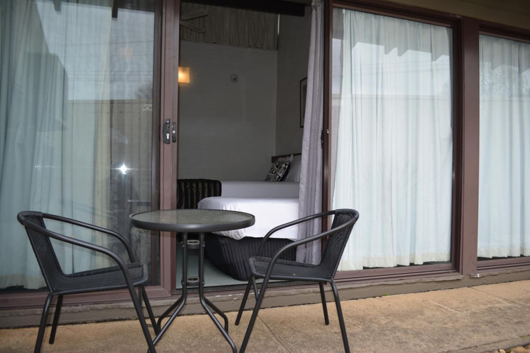 Others 5, The Apple Inn, Tumut