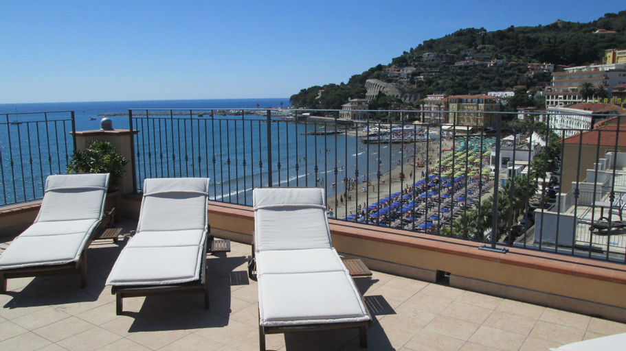 Exterior & Views 20