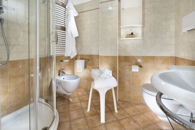 Bathroom 4, Hotel Acapulco, Ravenna