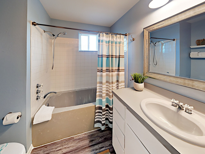Bathroom 4, 7th Street Retreat, Nueces