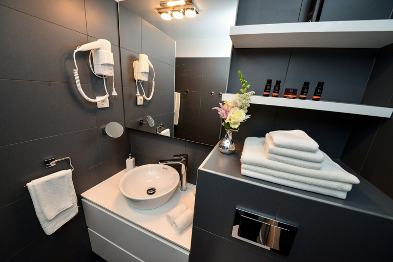 Bathroom 5, Sunset Apartments, Vir