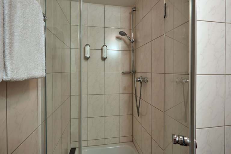 Bathroom 5, H+ Hotel Darmstadt, Darmstadt