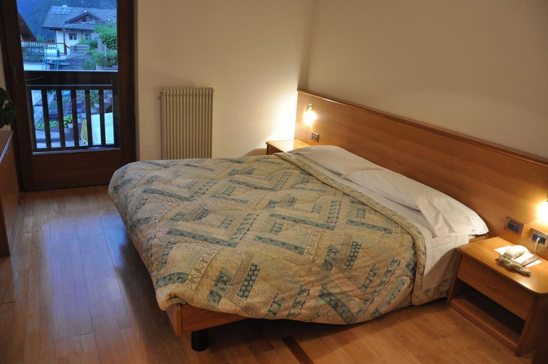 Bedroom 2, Hotel Dolomiti, Trento
