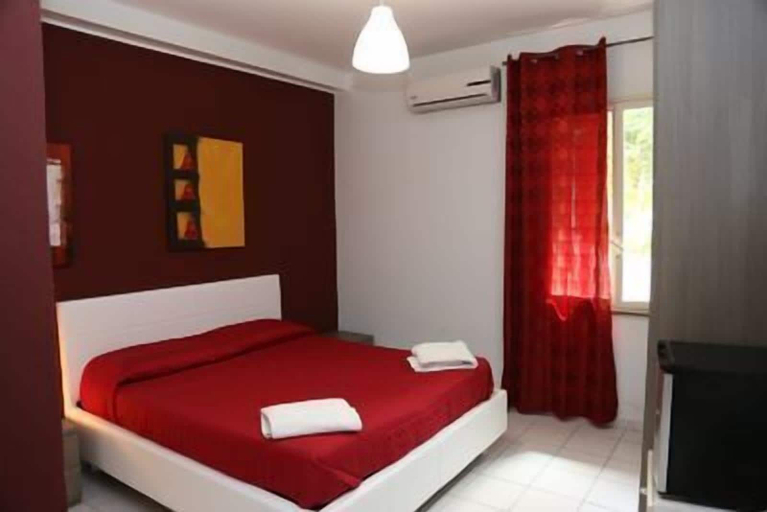 Bedroom 3, Hotel Company, Messina