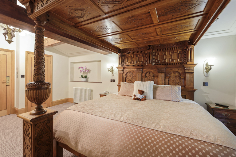 Bedroom 2, The Saddleworth Hotel, Oldham