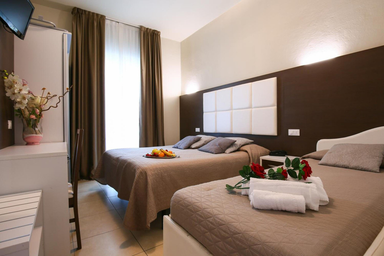 Bedroom 3, Hotel Bergamo, Rimini