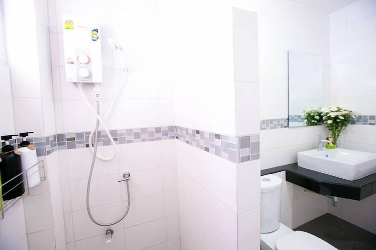 Bathroom 4, White Monkey Guesthouse, Muang Phetchaburi