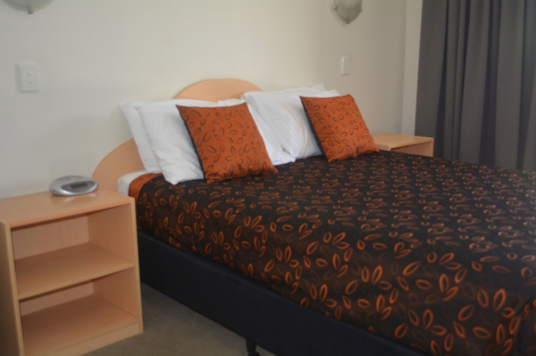 Bedroom 3, Rocky Gardens Motor Inn, Rockhampton