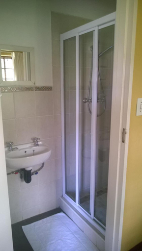 Bathroom 3, Ascot Inn, Umgungundlovu