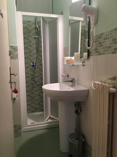 Bathroom 4, Hotel Stipino, Lucca