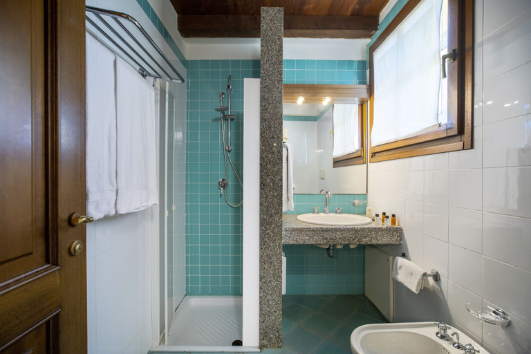 Bathroom 5, Hotel La Torre, Ogliastra