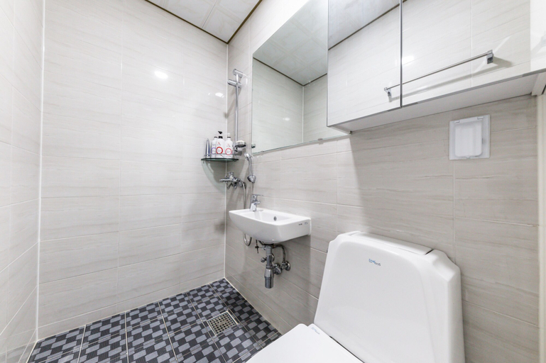 Bathroom 5, JS Hotel, Guro