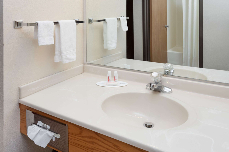 Bathroom 4, Super 8 by Wyndham Pekin/Peoria Area, Tazewell