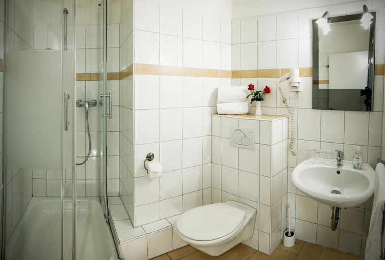 Bathroom 4, Hotel Famosa, Düsseldorf
