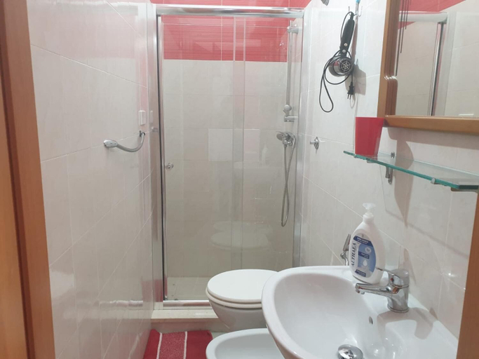 Bathroom 3, Monolocale Rosso, Torino