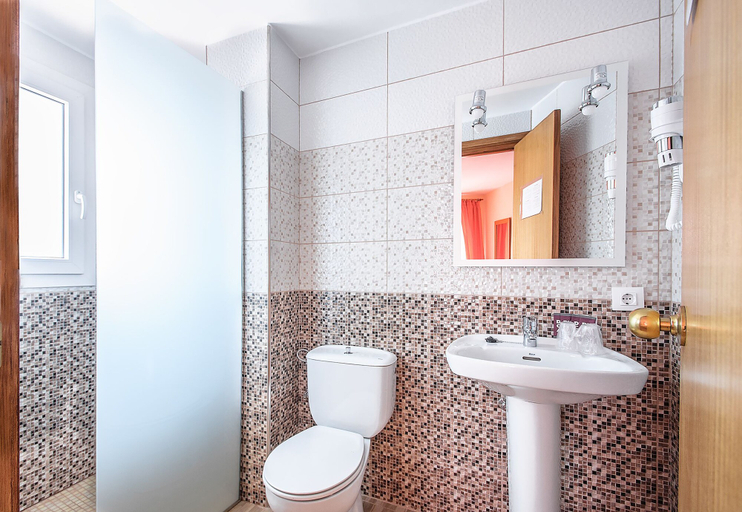 Bathroom 3, Hotel Silvia, Girona