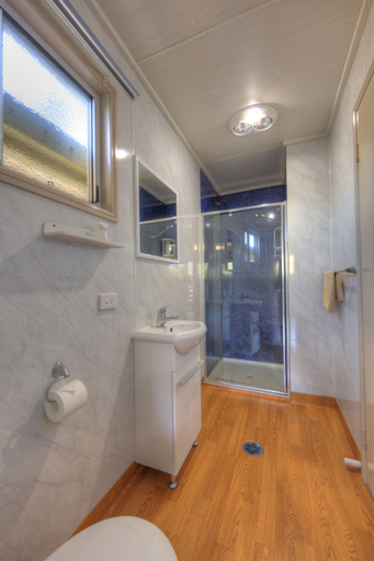 Bathroom 4, Pepper Tree Cabins, Kingaroy