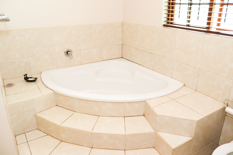 Bathroom 4, The Old Hatchery, Sisonke