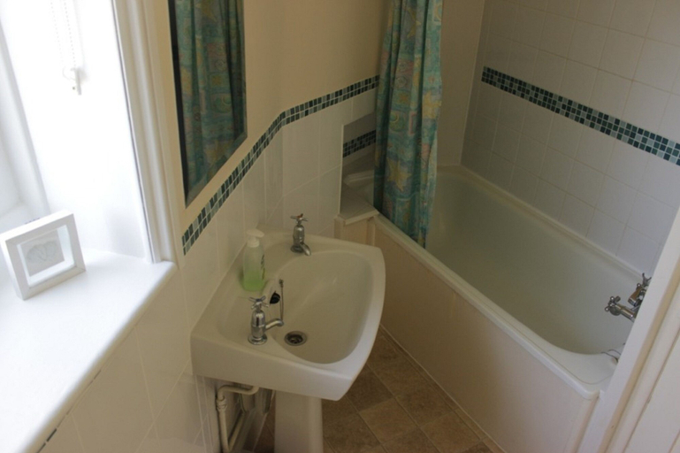 Bathroom, Woodcliffe Holiday Apartments, Isle of Wight