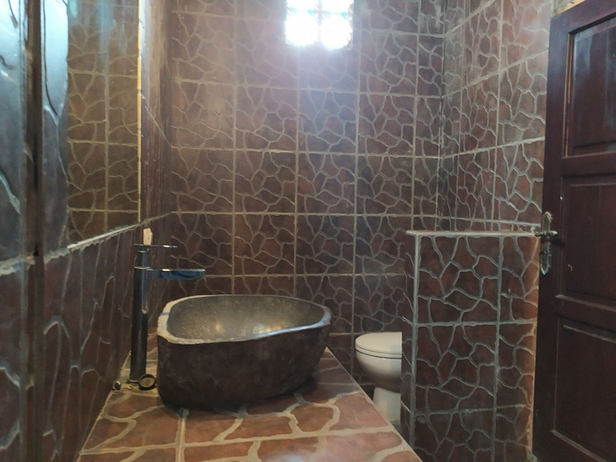 Bathroom 3, Kusuka Bungalows, Lombok