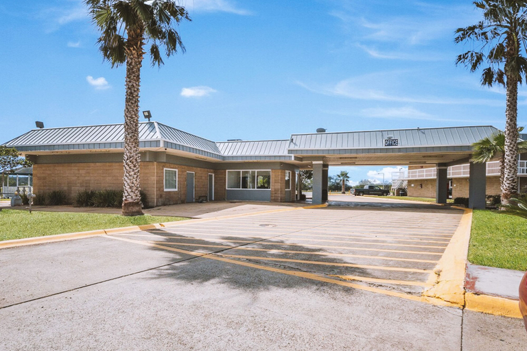 Exterior & Views 2, Americas Best Value Inn Beeville, Bee
