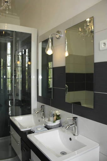 Bathroom 5, Le Château d'Omiécourt, Somme