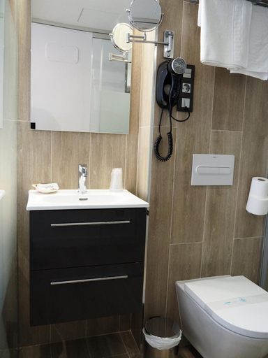 Bathroom 4, Hostal Don Suero de Quiñones, León
