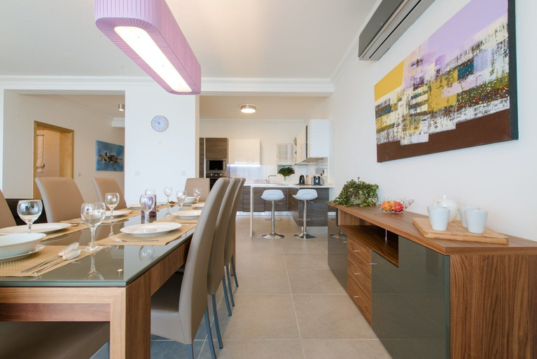 Food & Drinks 4, Seaview Apart IN Fort Cambridge With Pool