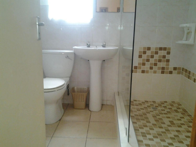 Bathroom 2, Beachfront Cabanas, eThekwini
