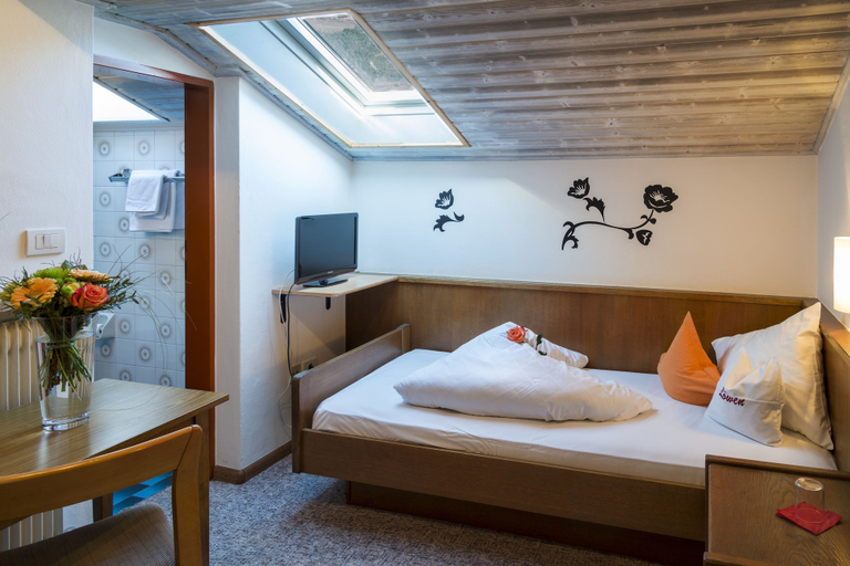 Bedroom 1, Pension Löwen, Bolzano