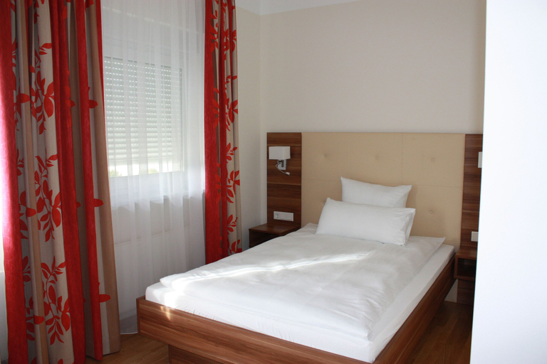 Bedroom 4, Boardinghaus Holledau Inn, Pfaffenhofen an der Ilm
