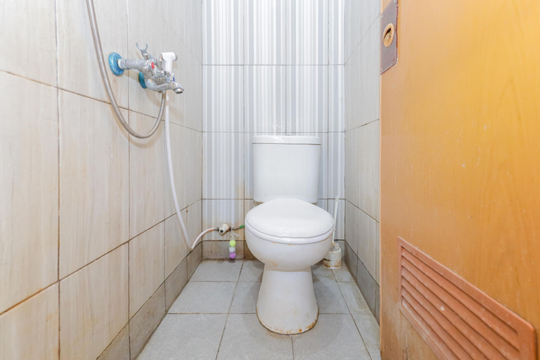 Bathroom 3, RedDoorz Syariah near Stasiun Karet, Central Jakarta