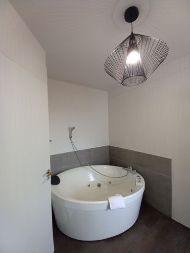 Bathroom 4, La Caravelle, Pyrénées-Atlantiques